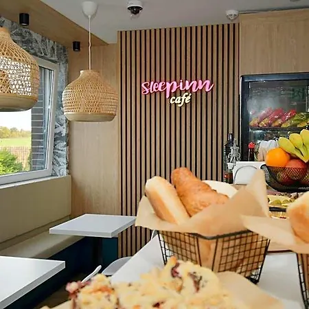 Alojamento de Acomodação e Pequeno-almoço Sleepinn Airport 4*